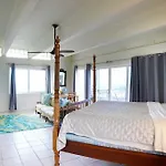 Honolulu Hideaway With Balcony City And Ocean View!
