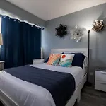 2 Bedroom Waikiki Condo Sleeps 6 Free Parking