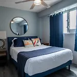 2 Bedroom Waikiki Condo Sleeps 6 Free Parking