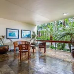 Oceanfront Renovated Getaway In Waikiki