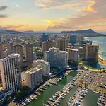 Oceanfront Renovated Getaway In Waikiki