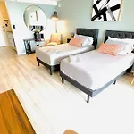 Beautiful Condo At The Island Colony In Waikiki