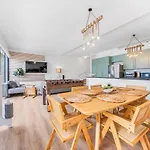Bright Beach Style Condo Steps To Pool, Hot Tub And Parking