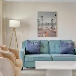 Poolside Waikiki Condo With Diamond Head Views, 1 Block From Beach Plus Free Parking