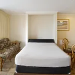 Construction Special At The Waikiki Banyan Free Parking And Wifi
