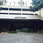 Construction Special At The Waikiki Banyan Free Parking And Wifi