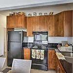 Remodeled Honolulu Apartment With Courtyard Downtown