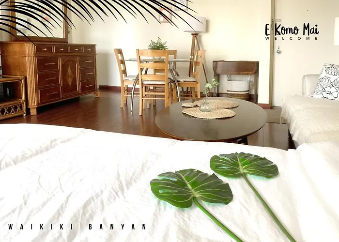 A Block Away To Waikiki Beach/Pool/Free Parking