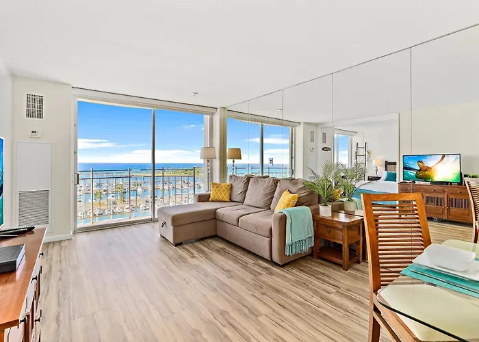 Stunning 1Br Ocean View Condo At Ilikai Marina
