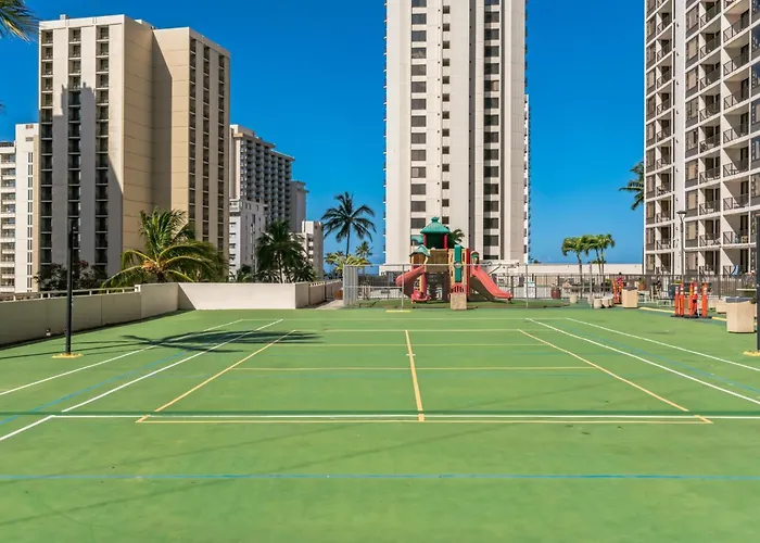 23Rd Floor Waikiki Banyan Condo - Only One Block From Beach! Condo