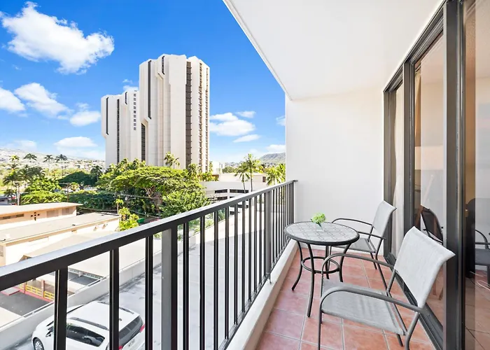 Cozy Waikiki Getaway, Stroll To Beach With Free Parking