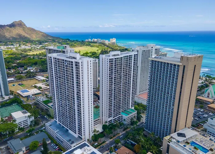 Warm Aloha Vibes, Mountain Views, Short Walk To Beach, And Free Parking