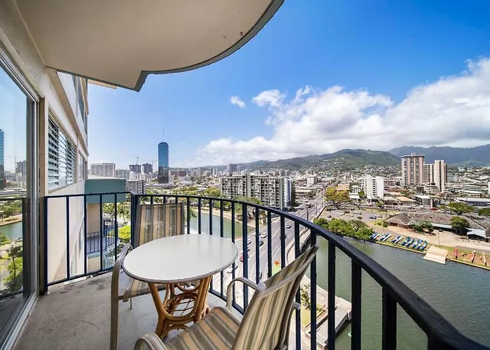 Waikiki Ocean Fantasy, Free Parking, Beach Supplies