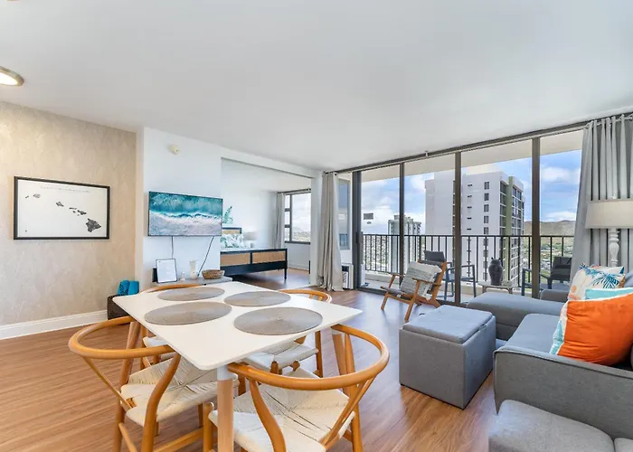 Waikiki Banyan W-Ocean Views With Free Parking!