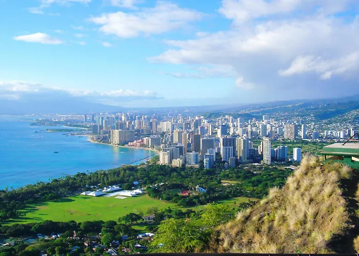 Newly Renovated 2 Bedroom Condo, 1 Block To Waikiki Beach, Free Parking