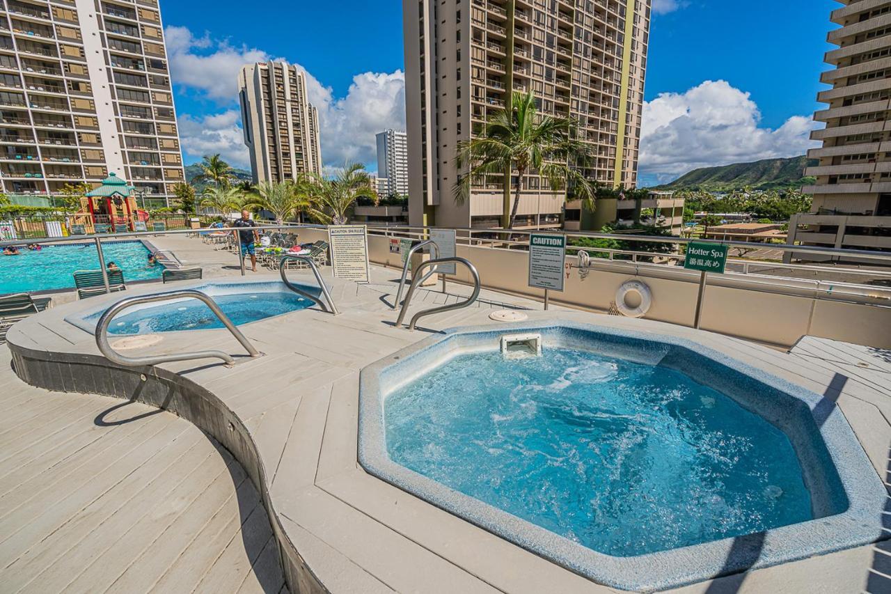 Free Parking, Pool, Sauna, Spa, Wifi, Bbq, Ac - Waikiki Banyan Apartment