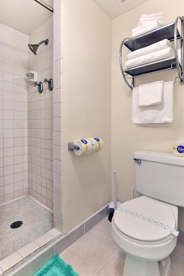 Apartment View With Pool Access In Aloha Surf! Honolulu