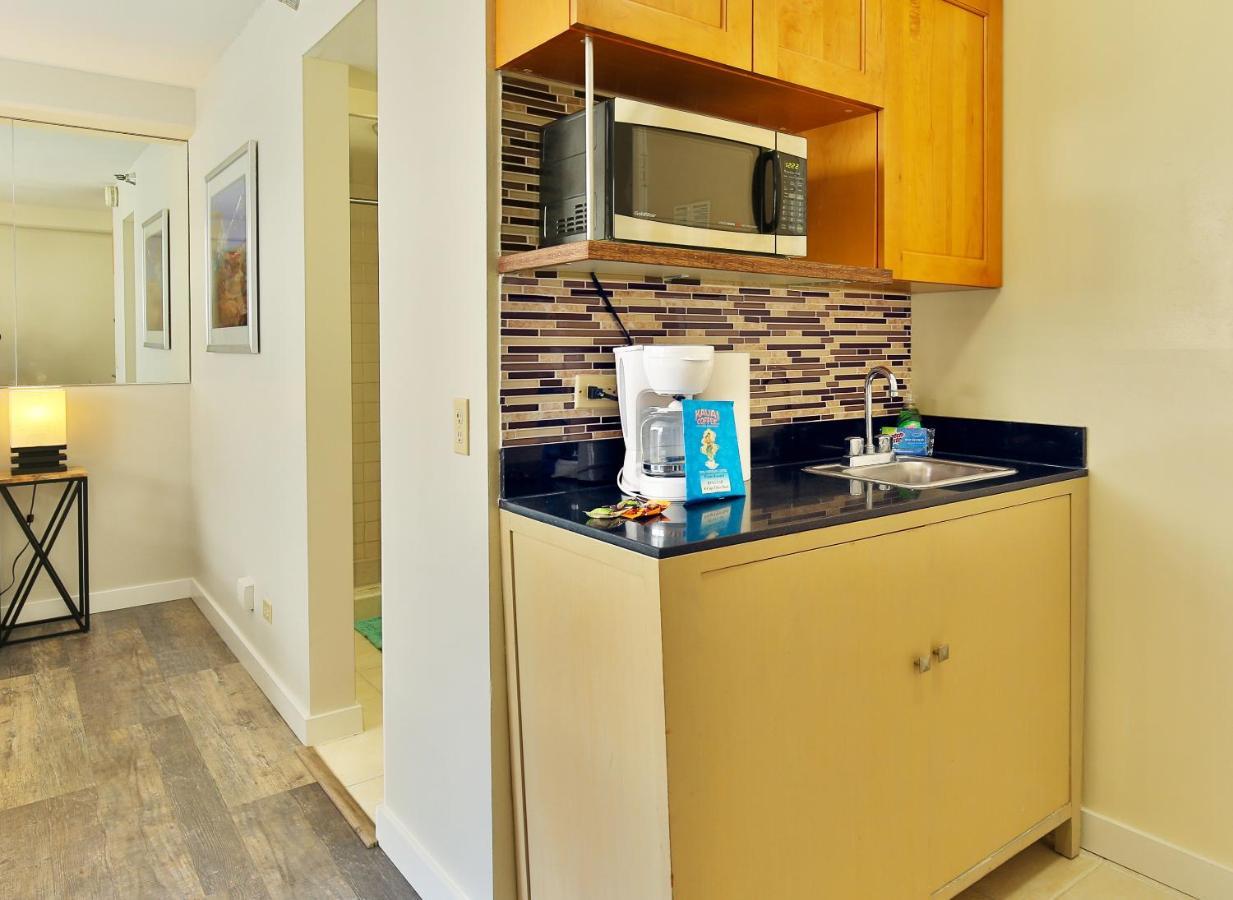 View With Pool Access In Aloha Surf! Apartment