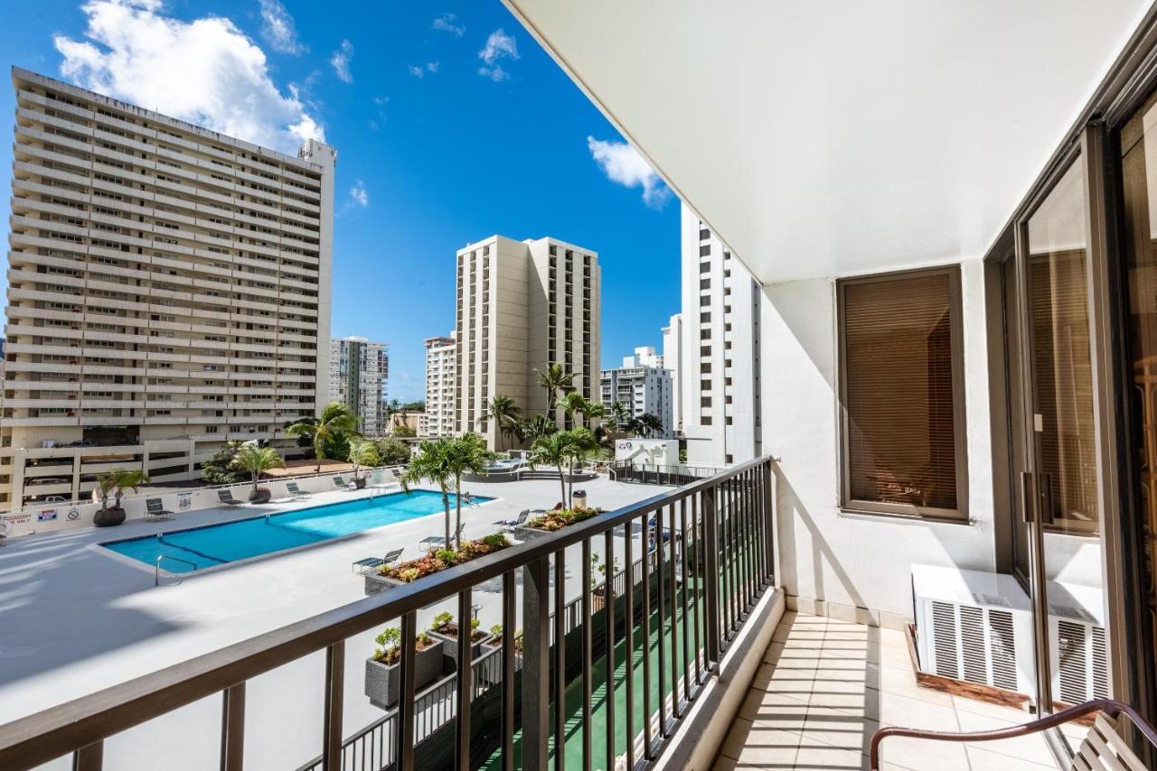 Pool View At The Waikiki Banyan *