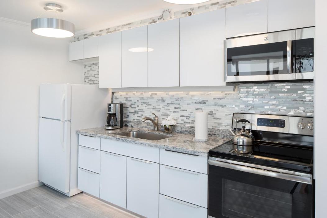 Waikiki Banyan Modern One Bedroom Free Parking Honolulu