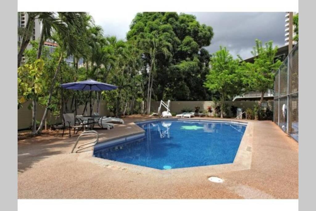 Spacious W/ Parking, Beach/mall/park Apartment
