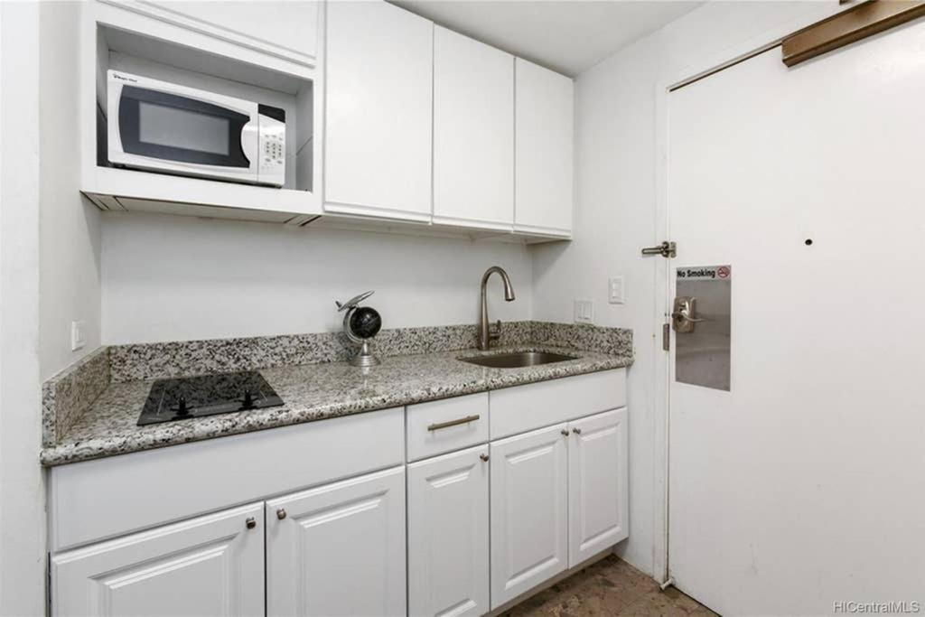 Spacious W/ Parking, Beach/mall/park *