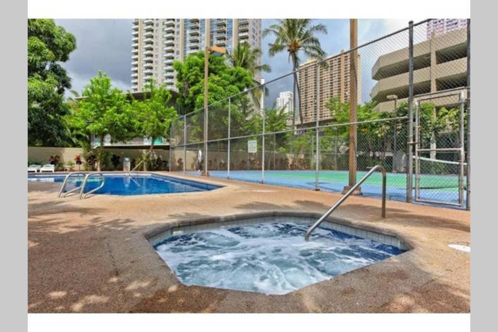 Apartment Spacious W/ Parking, Beach/mall/park