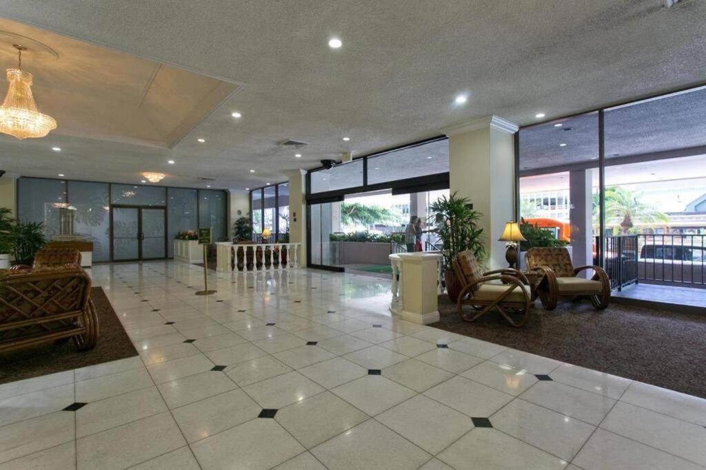 Royal Kuhio Penthouse With Ocean View On 35th Floor