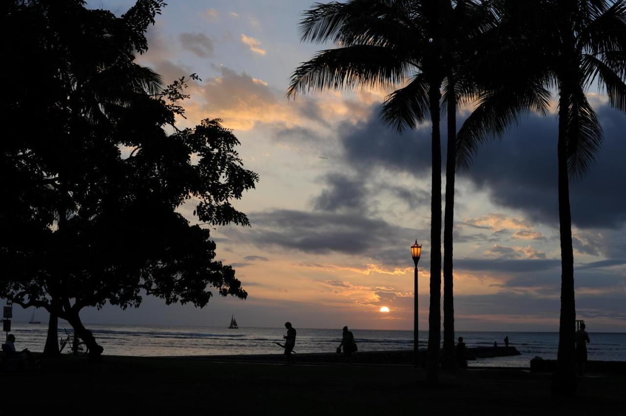 Free Parking, Pool, Sauna, Spa, Wifi, Bbq, Ac - Waikiki Banyan Apartment Honolulu