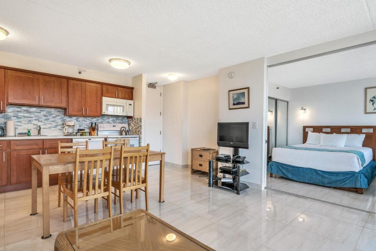 Apartment 23rd Floor Waikiki Banyan - Only One Block From Beach!