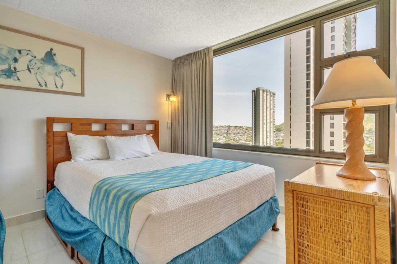23rd Floor Waikiki Banyan - Only One Block From Beach!