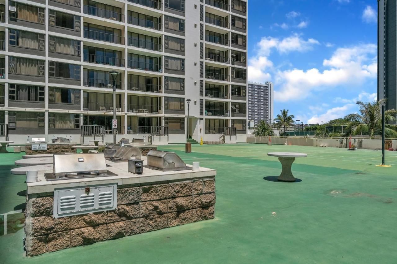 23rd Floor Waikiki Banyan - Only One Block From Beach!
