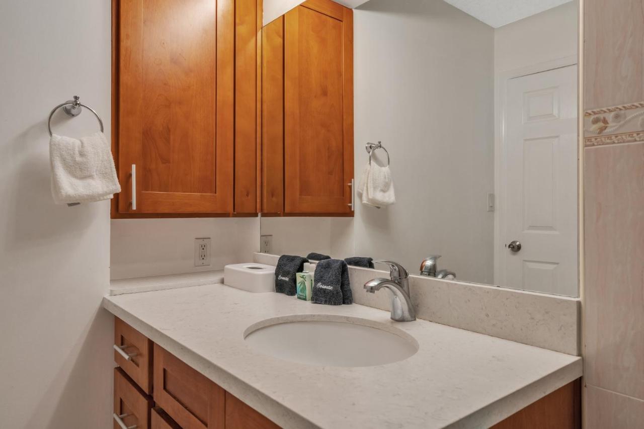 23rd Floor Waikiki Banyan - Only One Block From Beach!