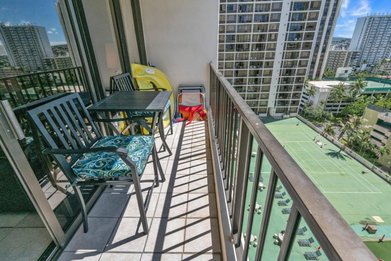 Apartment Pool View At The Waikiki Banyan