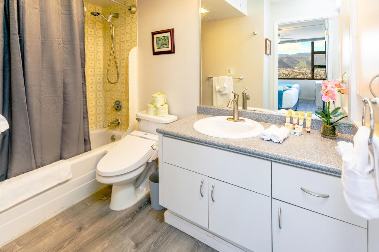 Warm Aloha Vibes, Mountain Views, Short Walk To Beach, And Free Parking Honolulu