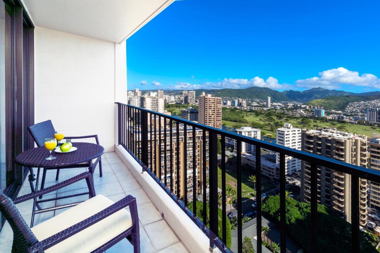 Warm Aloha Vibes, Mountain Views, Short Walk To Beach, And Free Parking Apartment Honolulu