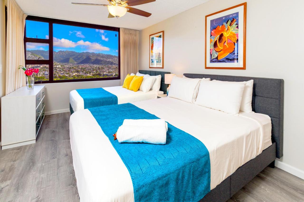 Warm Aloha Vibes, Mountain Views, Short Walk To Beach, And Free Parking