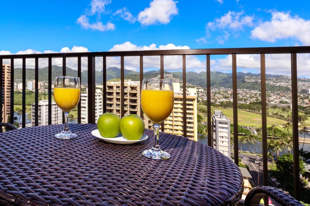 Warm Aloha Vibes, Mountain Views, Short Walk To Beach, And Free Parking *