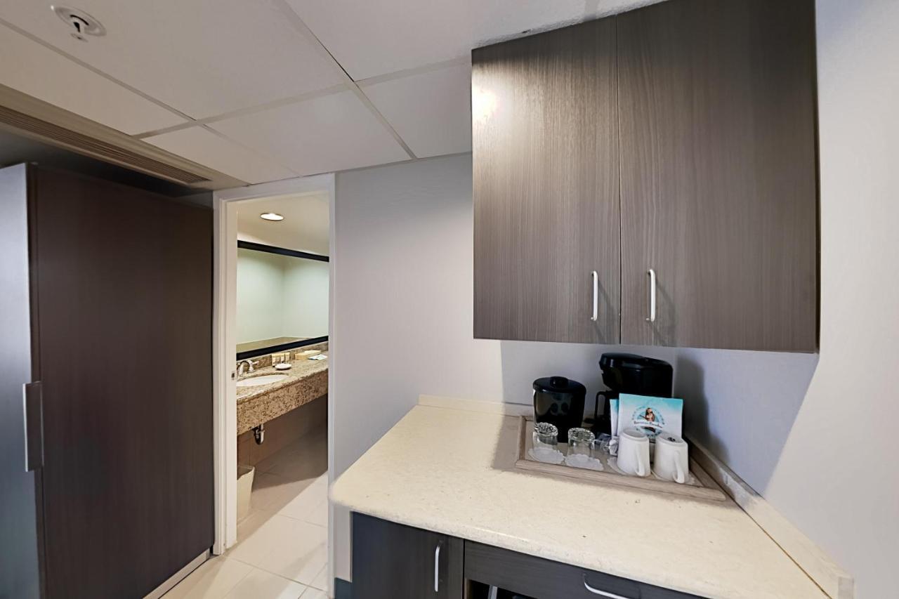 Apartment Aqua Palms Waikiki Ocean View Lanai Parking Included *