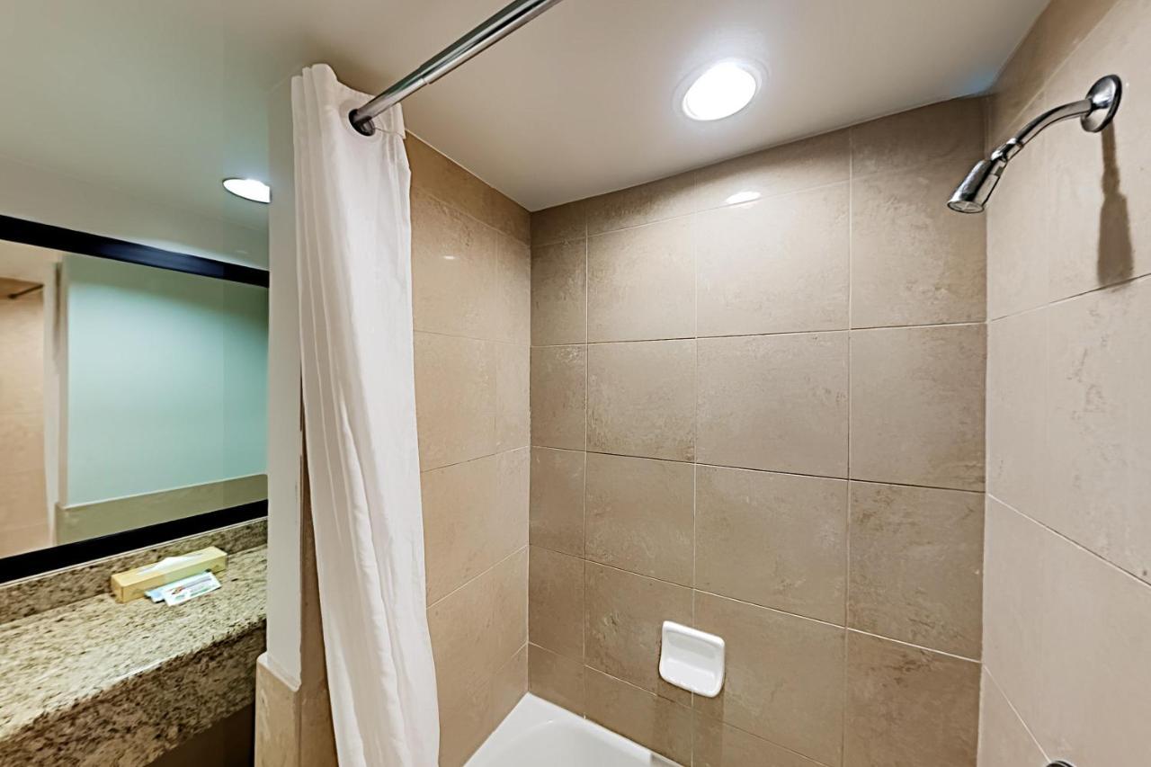 Aqua Palms Waikiki Ocean View Lanai Parking Included *