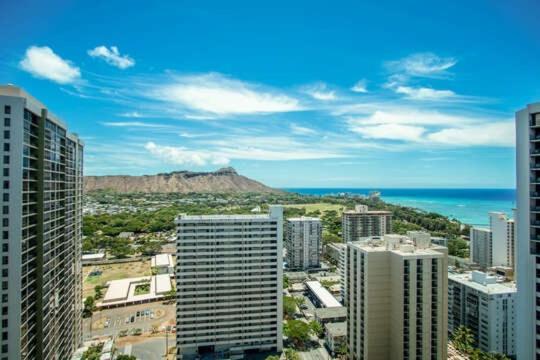 Deluxe Studio Near Waikiki Beach - Free Parking & Outdoor Pool Apartment
