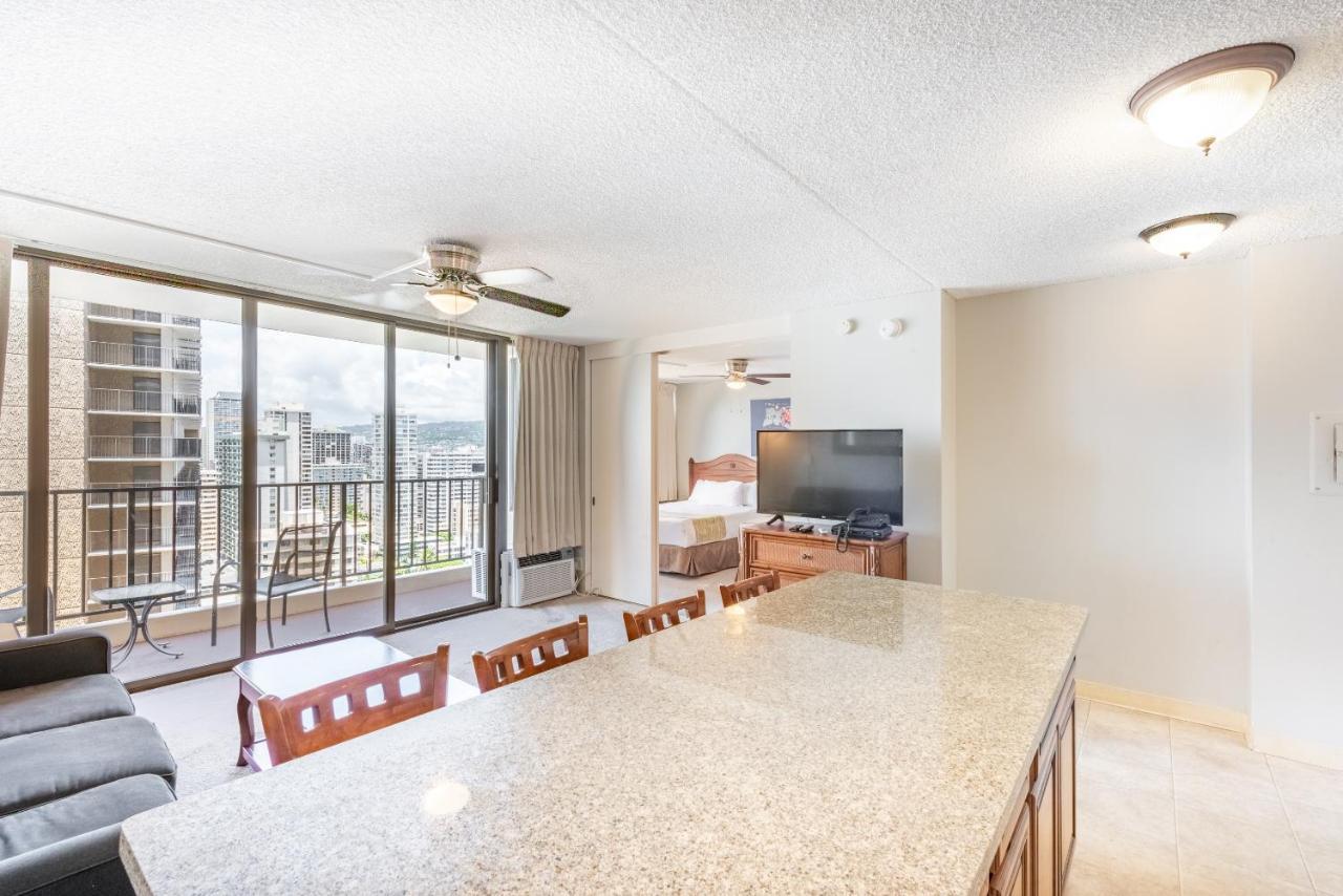 Deluxe Studio Near Waikiki Beach - Free Parking & Outdoor Pool Honolulu