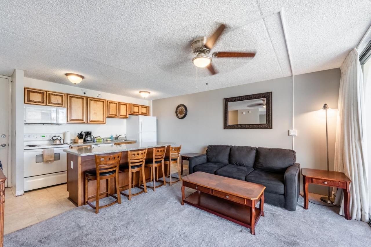 Apartment Deluxe Studio Near Waikiki Beach - Free Parking & Outdoor Pool *
