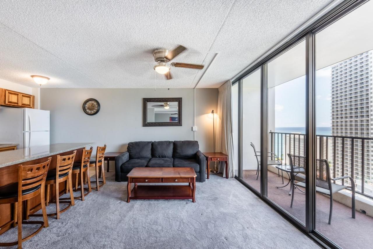 Deluxe Studio Near Waikiki Beach - Free Parking & Outdoor Pool Apartment *