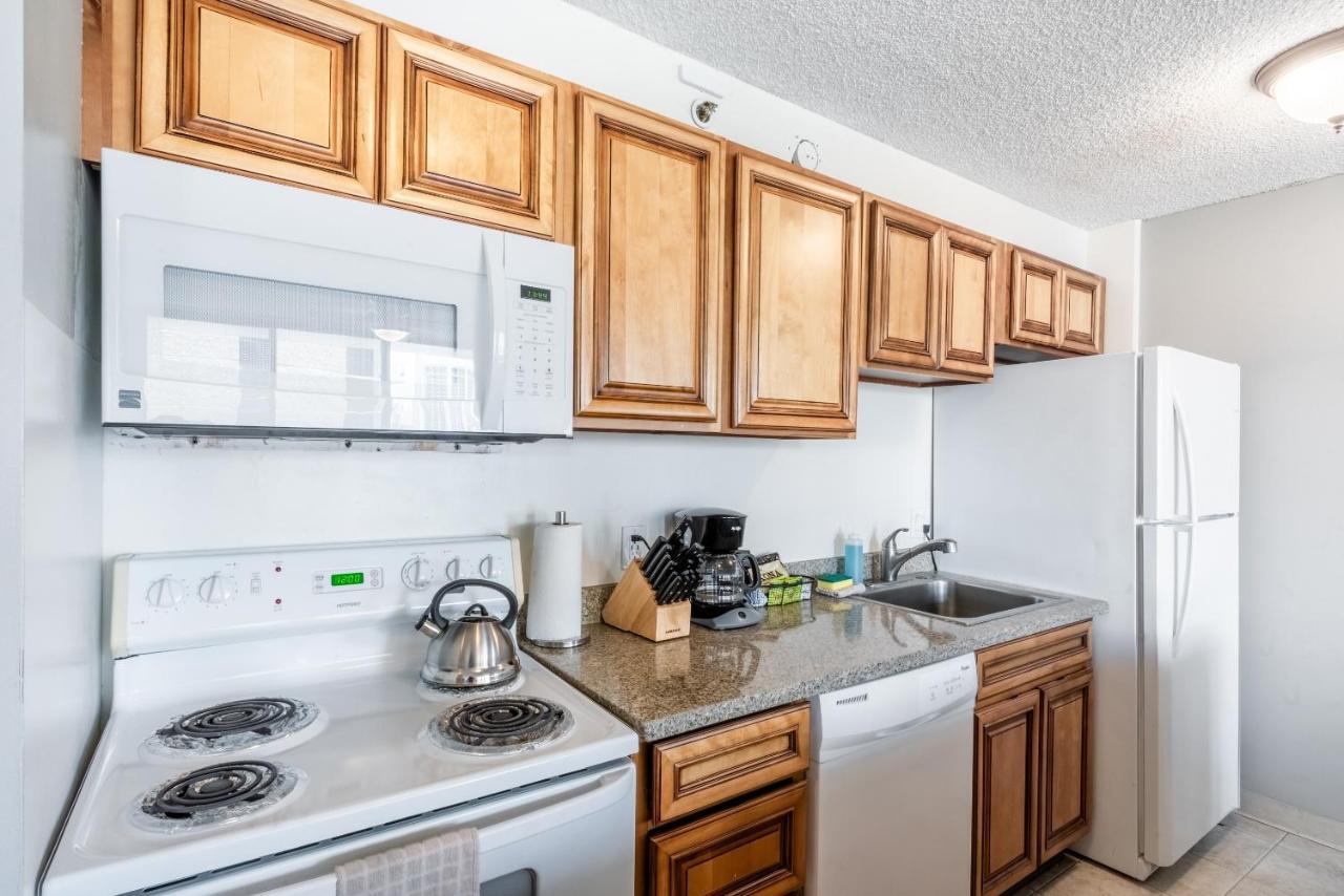 Deluxe Studio Near Waikiki Beach - Free Parking & Outdoor Pool Apartment *