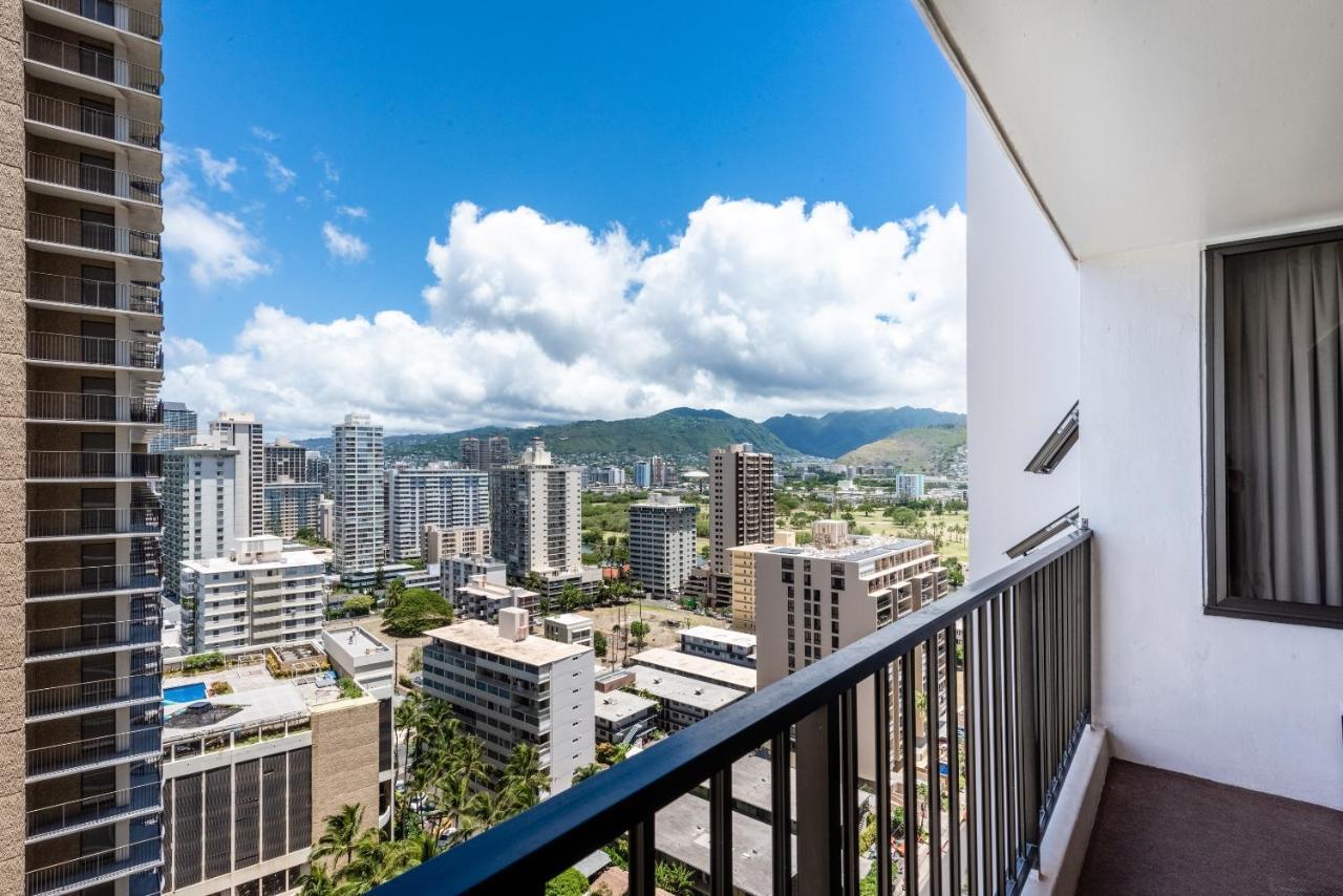 Deluxe Studio Near Waikiki Beach - Free Parking & Outdoor Pool