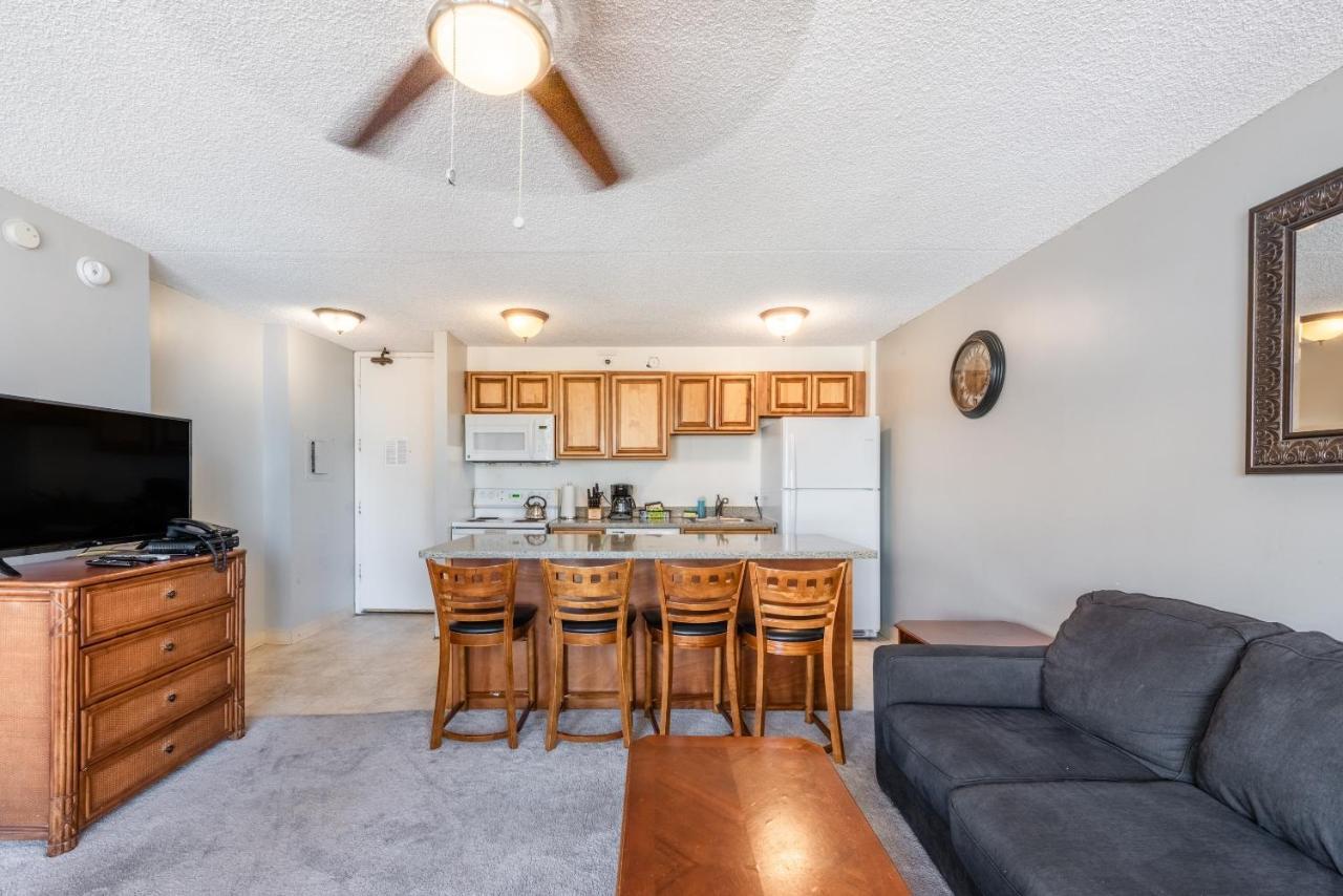 Deluxe Studio Near Waikiki Beach - Free Parking & Outdoor Pool Honolulu