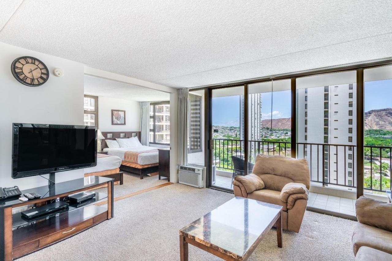 Deluxe Studio Near Waikiki Beach - Free Parking & Outdoor Pool Apartment Honolulu