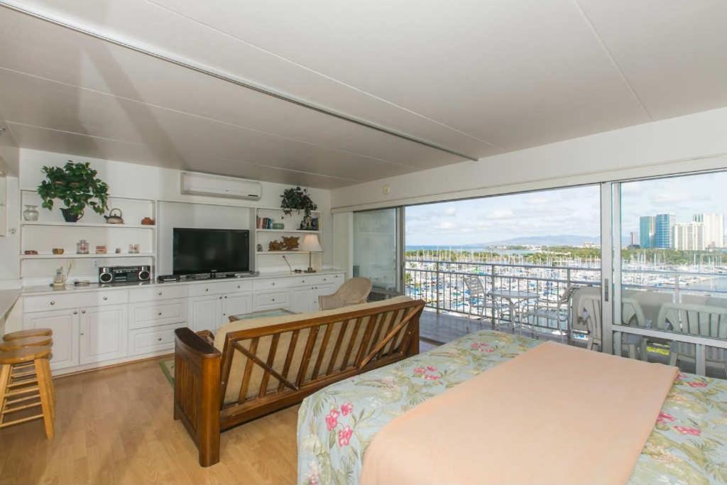 Ilikai Tower One Bedroom Harbor View Apartment *