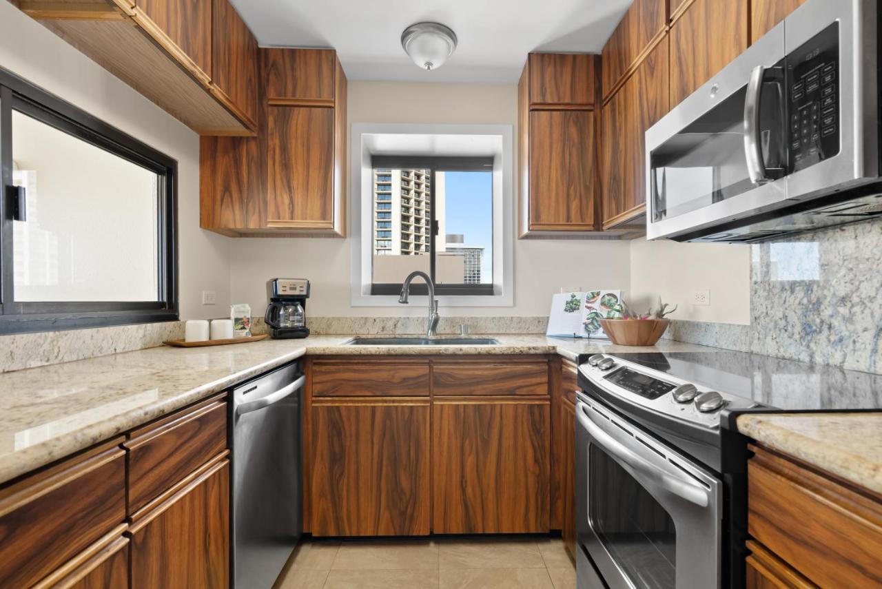 Spacious Waikiki 2br-ocean View-free Parking Apartment *